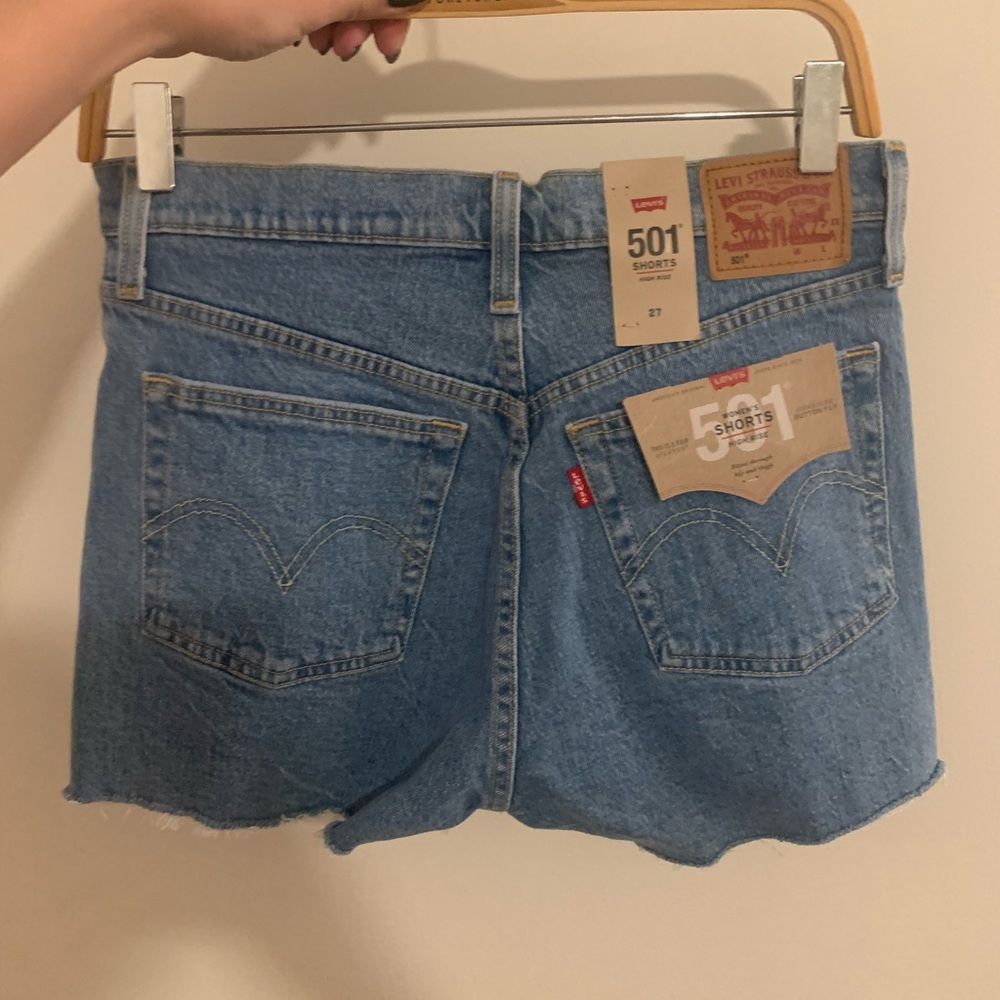 Levis 501 high rise women’s denim shorts. New with tags.